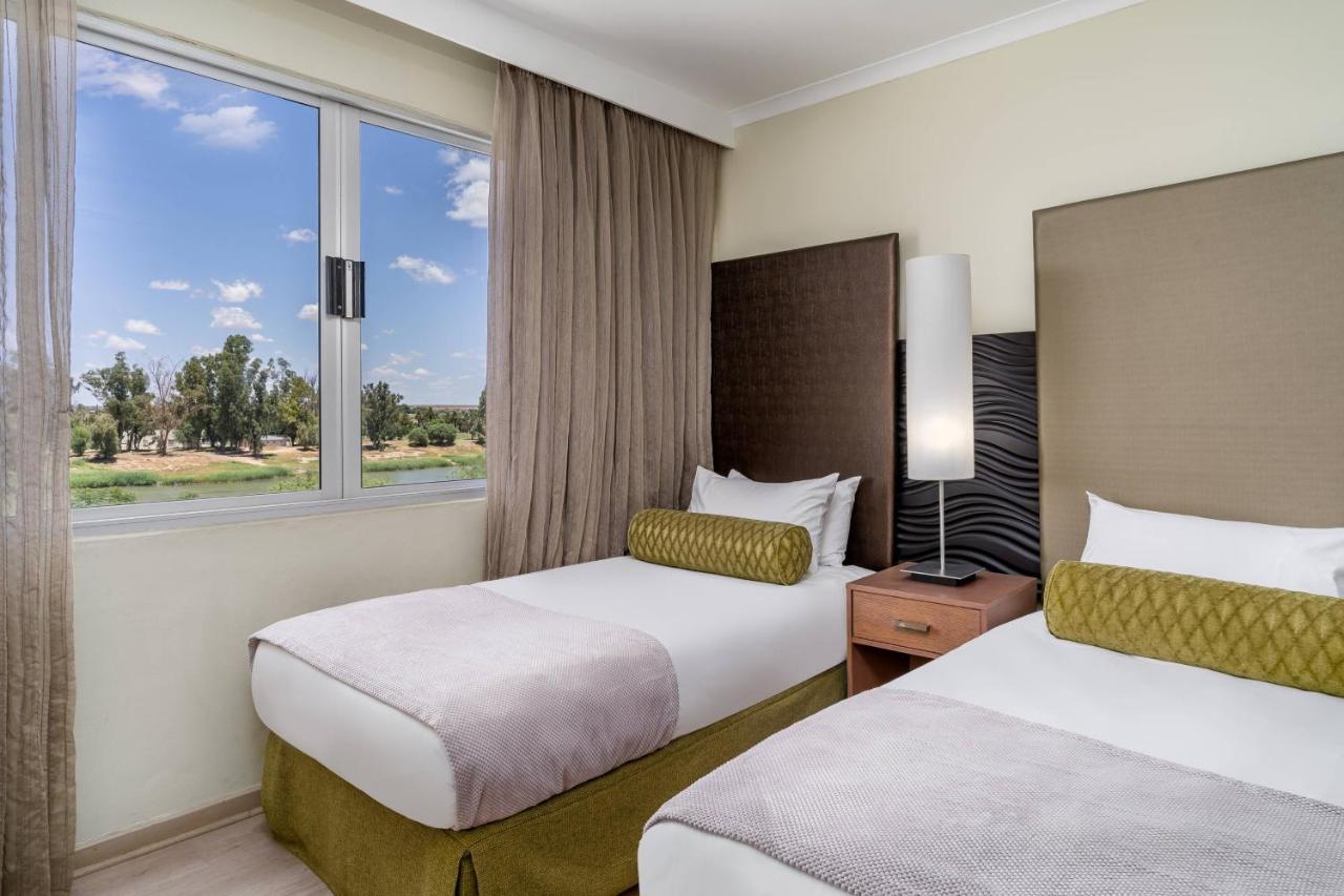 Protea Hotel By Marriott Апингтон Экстерьер фото